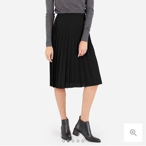 Black pleated everlane skirt